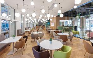 Reštaurácia alebo iné gastronomické zariadenie v ubytovaní Holiday Inn Prague by IHG