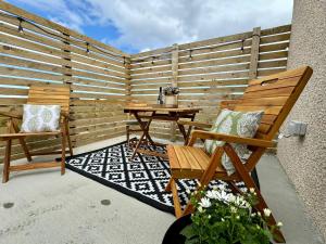 LionelNᴼ 21 Beautiful Cosy Modern Traditional Cottage的庭院配有2把木椅和桌子