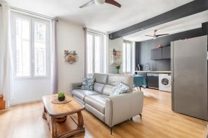 a living room with a couch and a table at T3 cosy à Marseille, proche Vieux-Port et Gare in Marseille
