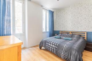 a bedroom with a bed and a desk and windows at T3 cosy à Marseille, proche Vieux-Port et Gare in Marseille