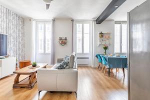 a living room with a couch and a table at T3 cosy à Marseille, proche Vieux-Port et Gare in Marseille
