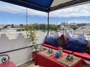 balcone con 2 tavoli e vista sulla città di Dar Chefchaouen - Jebha Room a Tangeri