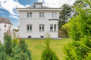 a white house with a yard with trees at Dat witte Hus am Friedrichberg in Husum