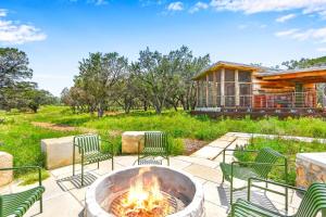 eine Terrasse mit Stühlen und einer Feuerstelle in der Unterkunft Wild Candy-Blue Yodel in Wimberley