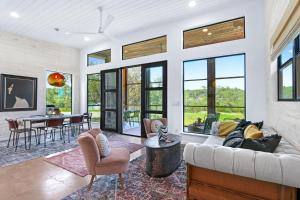 ein Wohnzimmer mit Sofa und Tisch in der Unterkunft Wild Candy-Blue Yodel in Wimberley