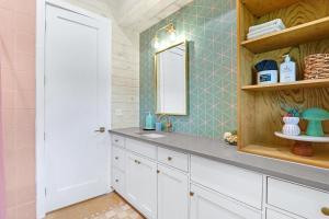 ein Badezimmer mit Waschbecken und Spiegel in der Unterkunft Wild Candy-Blue Yodel in Wimberley + 34 Fotos