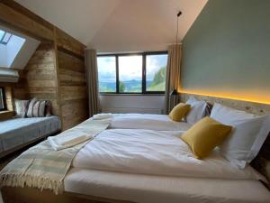 Postel nebo postele na pokoji v ubytování Kaliba Cabins