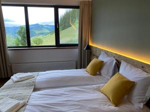 Postel nebo postele na pokoji v ubytování Kaliba Cabins