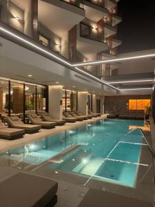 una grande piscina in un edificio con sedie di Andon Lapa Hotel & Spa a Sarandë
