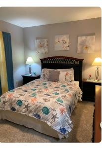 Voodi või voodid majutusasutuse Golfers Paradise First Floor unit Patio Pool Restaurant Bar on premises Few Miles to Everything else! Spacious Condo Stocked with all You Need! toas