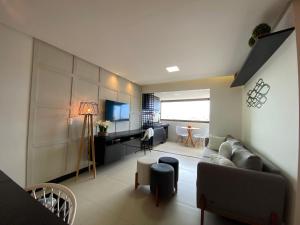 TV a/nebo společenská místnost v ubytování Luxor Double Aluguel por Temporada com Varanda Gourmet contendo churrasqueira e frigobar, Vista panorâmica da Ponta Verde! 2 quartos com split, 2 banheiros e uma banheira de hidromassagem na suíte do Apartamento!