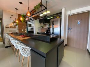 Kuchyň nebo kuchyňský kout v ubytování Luxor Double Aluguel por Temporada com Varanda Gourmet contendo churrasqueira e frigobar, Vista panorâmica da Ponta Verde! 2 quartos com split, 2 banheiros e uma banheira de hidromassagem na suíte do Apartamento!