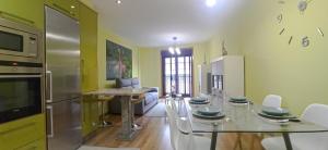 a living room with a table and chairs and a kitchen at Reivi Vilanova de Arousa in Villanueva de Arosa