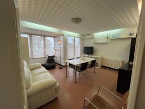 ein Wohnzimmer mit Sofa und Tisch in der Unterkunft ALQUILER PISO BLANES con VISTAS AL MAR in Blanes