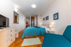 ブレラにあるVilla Sokolのベッドルーム(青いベッド1台、ソファ付)