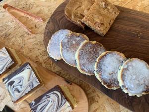 Venn OtteryBowhayes Farm - Camping & Glamping - Bell Tents - Cider Orchard的木板上的四片面包