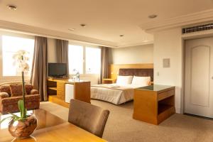 Cama ou camas em um quarto em Plaza São Rafael Hotel