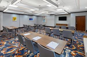 OoltewahにあるHoliday Inn Express Hotel & Suites Ooltewah Springs - Chattanooga by IHGのテーブルと椅子とテレビのある会議室 +52枚の写真