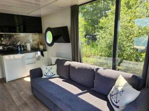 Χώρος καθιστικού στο A nice Tiny House on the water