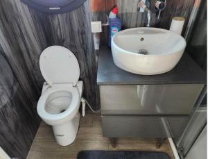 Ένα μπάνιο στο A nice Tiny House on the water