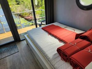 Ένα ή περισσότερα κρεβάτια σε δωμάτιο στο A nice Tiny House on the water