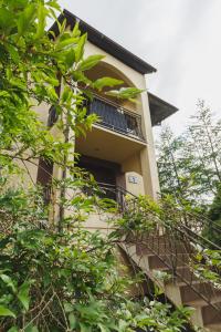 budynek z schodami prowadzącymi na balkon w obiekcie Apartamenty Wilk w Łebie