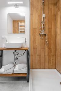 a bathroom with a sink and a mirror and a tub at Przystań Jeziorany - willa nad jeziorem - Warmia i Mazury in Jeziorany