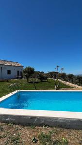 The swimming pool at or close to Cortijo las Cabrerizas