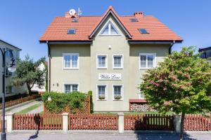 a house with a fence in front of it at Willa Linc Łeba in Łeba