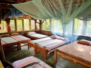 KomariLight House Beach Hut的一组床位,位于一个窗口的房间