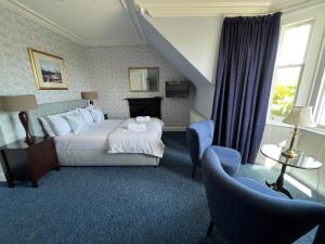 a hotel room with a bed and a chair at Gladstone House in Edinburgh