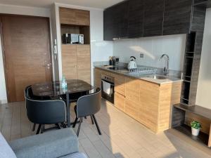 a kitchen with a sink and a table with chairs at Departamento Tucapel 1 centro de Concepción in Concepción