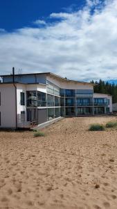 ein Gebäude am Strand neben dem Sand in der Unterkunft Meritähti 204 in Kalajoki