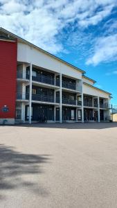 ein großes Gebäude mit einem roten und weißen in der Unterkunft Meritähti 204 in Kalajoki