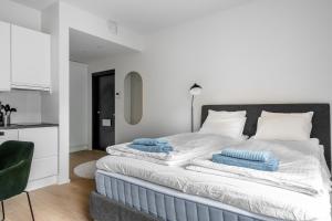 a bedroom with a bed with two towels on it at Upea yksiö joen läheisyydessä in Turku