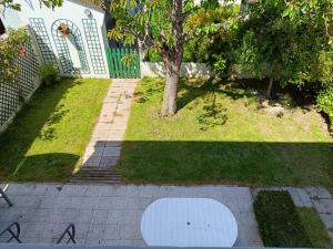 a garden with a tree and a white table at La Maison de LULU proche baie de Somme in Eu +3 photos