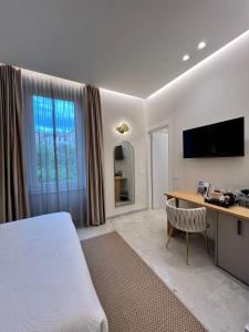 Μια τηλεόραση ή/και κέντρο ψυχαγωγίας στο Elegant Rooms