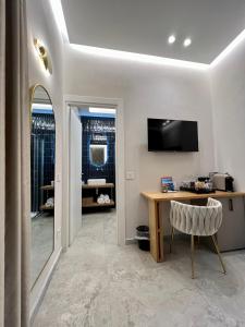 TV a/nebo společenská místnost v ubytování Elegant Rooms