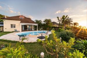 una casa con piscina en un patio en La Villa Papyrus, Piscine et Vue Mer, en Bernica-les Bas