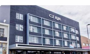un grande edificio nero con un cartello CVS sopra di CZ Kubs 43 a East London