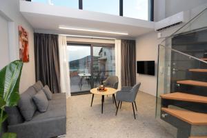 ein Wohnzimmer mit Sofa und Tisch in der Unterkunft Mavili Luxury Apartments in Kavala