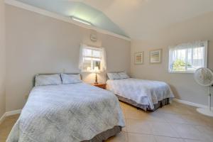 Katil atau katil-katil dalam bilik di Coastal Truro Cottage - Close to Beaches and Ptown!