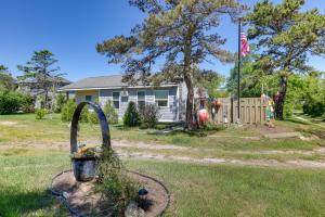 Taman di luar Coastal Truro Cottage - Close to Beaches and Ptown!