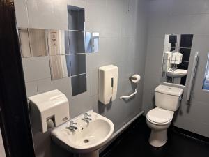 Koupelna v ubytování Digz Hotel + 12 fotografií