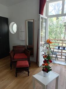 Una sala de estar con una silla y una mesa. en Escale Côte d'Amour, en Pornichet