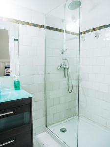 a bathroom with a shower, sink, and tub at Zentric Hostel in León