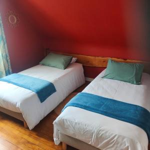 deux lits côte à côte dans une pièce dans l'établissement Chez Dom et Pascal, à Plestin-les-Grèves 13 autres photos