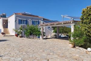 una entrada de piedra frente a una casa en Gaia Luxury Villa, en Ermioni