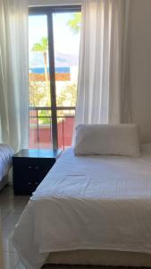 une chambre avec un lit avec vue sur l'océan dans l'établissement Talabay resort, à Al Burj