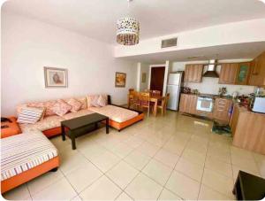 un salon avec un canapé et une cuisine dans l'établissement Talabay resort, à Al Burj